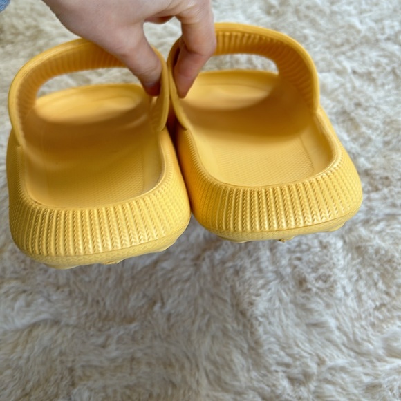 Yellow cloud slip on slide sandals, size 9 - Picture 4 of 9